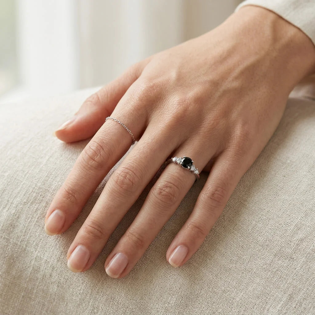 Obsidian Ring mit zweitem Silber-Ring gestapelt
