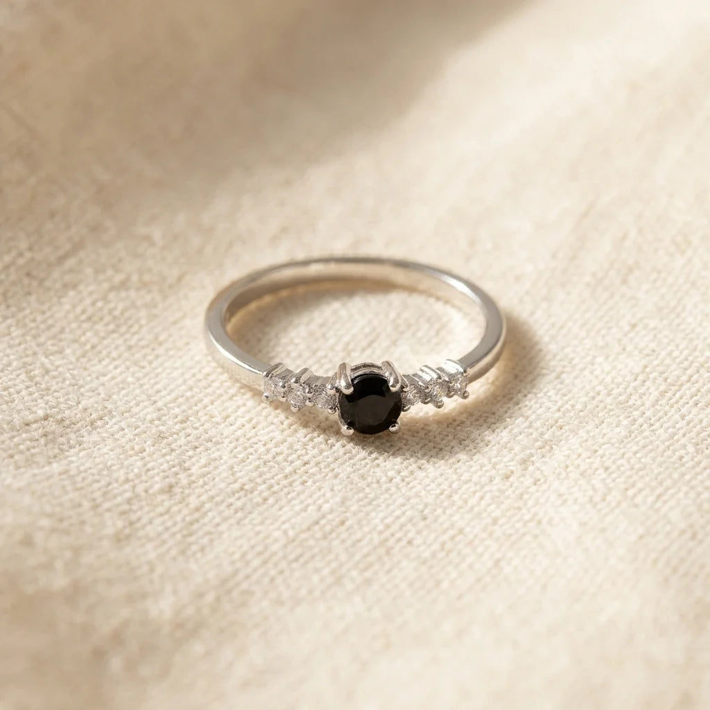 Obsidian Ring auf warmem Leinen